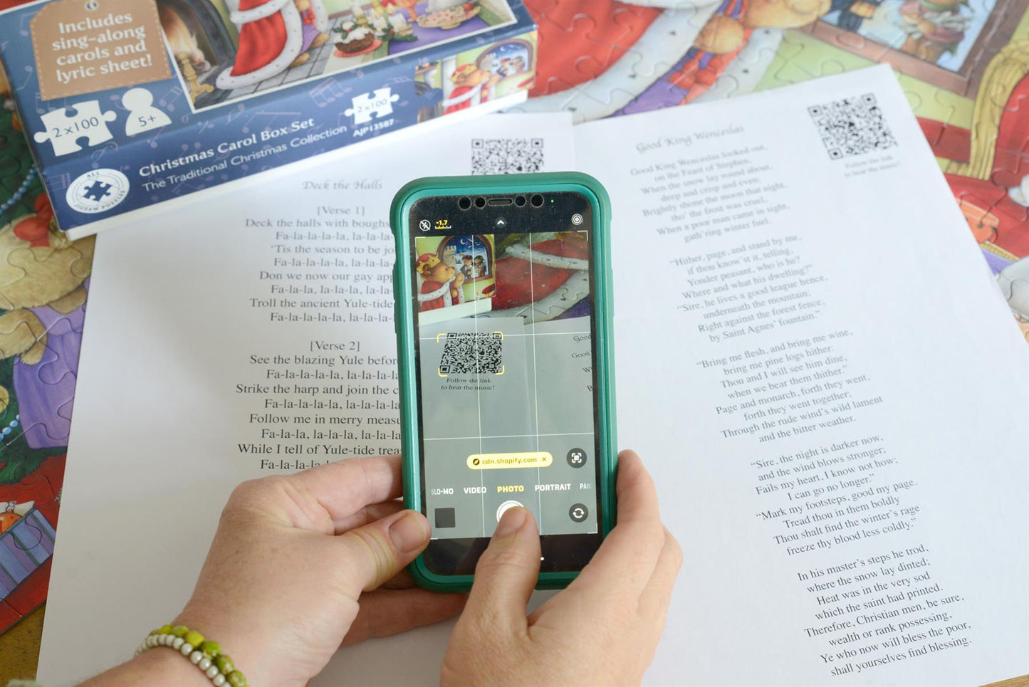 Christmas Carols 2 x 100 Piece Jigsaw set